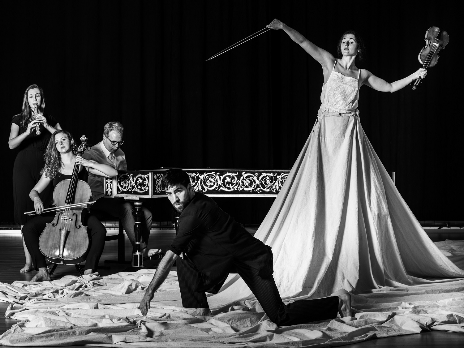 Das Ensemble Europa Danzante. Im Vordergrund Yves Ytier in Tänzerpose, dahinter eine Frau in langem weißen Kleid mit einer Violine.