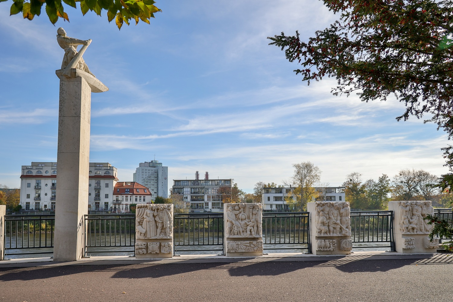 Der Fährmann - ein plastisches Ensemble von Eberhard Roßdeutscher (1921-1980) an der Elbuferpromenade, Detail: Szene aus Telemanns berühmten Opernintermezzo Pimpinone. Foto von Vikoria Kühne